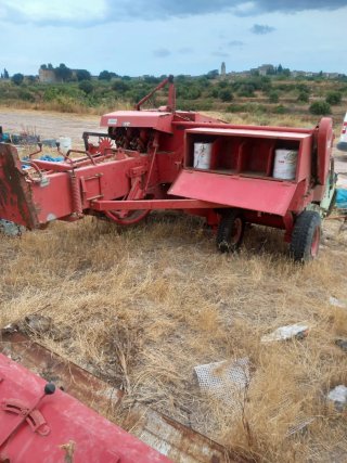 Empacadora agrícola roja