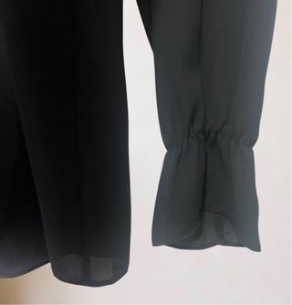 Talla 48 (4XL). Blusa negra transparente.