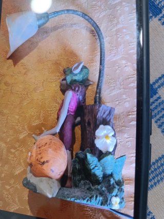 Lámpara de mesa gnomo pintada a mano
