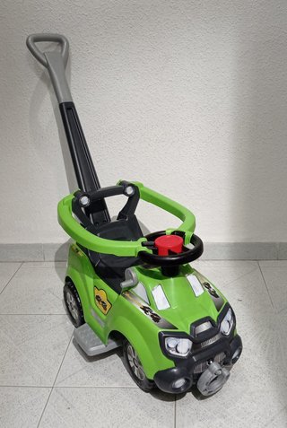 Coche correpasillos verde con empujador