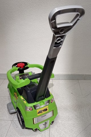 Coche correpasillos verde con empujador