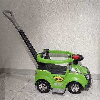 Coche correpasillos verde con empujador
