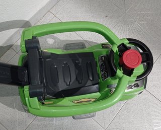Coche correpasillos verde con empujador