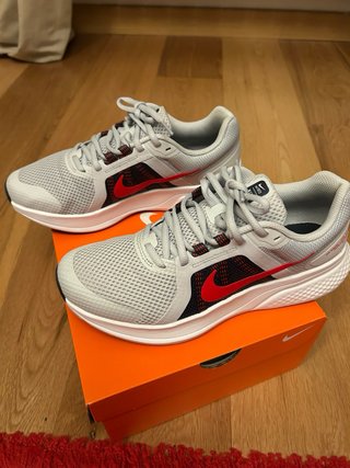 Nike Run Swift 2 Talla 41 Gris/Rojo. Un solo uso