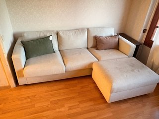 Sofá 3 plazas beige con puff