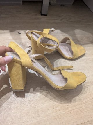 Sandalias tacón mostaza