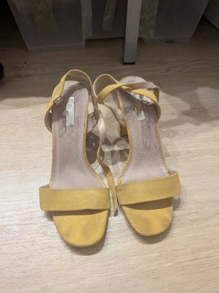Sandalias tacón mostaza