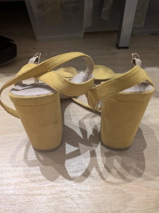 Sandalias tacón mostaza