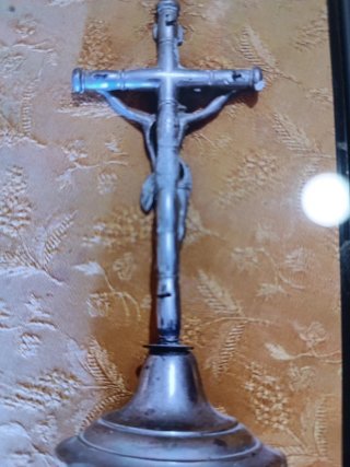 Crucifijo de mesa plateado