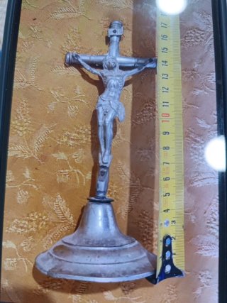 Crucifijo de mesa plateado