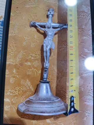 Crucifijo de mesa plateado
