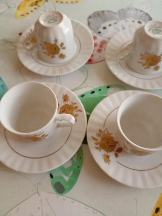Tazzine da caffè in porcellana con decoro oro