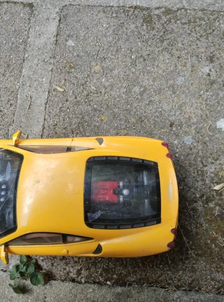 Coche teledirigido amarillo