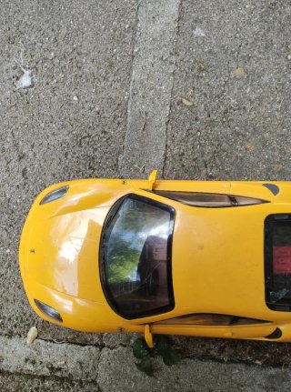 Coche teledirigido amarillo