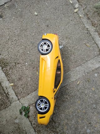 Coche teledirigido amarillo