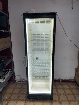 Nevera expositora HELKAMA