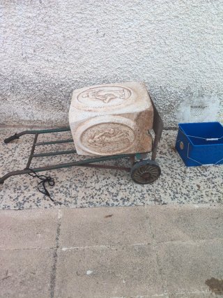 Pedestal de piedra con relieve