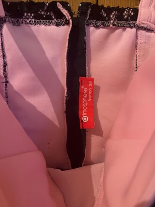 Vestido corto rosa y negro con encaje