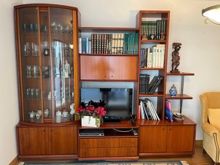 Mueble de salón de madera y cristal