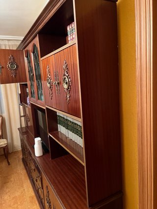 Mueble salón madera clásico con vitrina