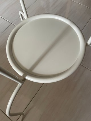 Mesa auxiliar redonda Ikea blanca modelo Lindved