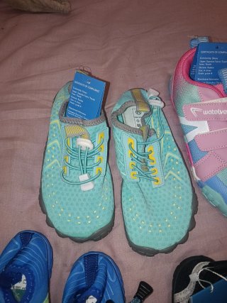 LOTE Zapatillas deportivas y/o acuáticas niño/a