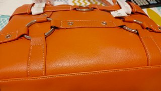Bolso naranja C&H con detalles metálicos