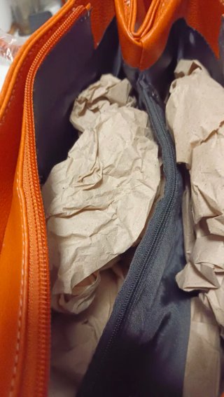 Bolso naranja C&H con detalles metálicos