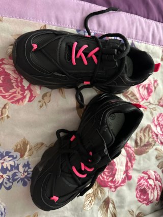 Lote de tenis negros y blancos