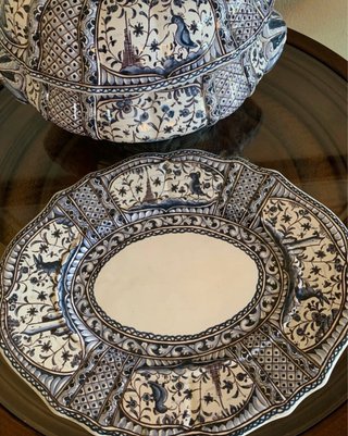 Sopera y bandeja grandes  de porcelana