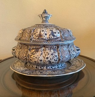 Sopera y bandeja grandes  de porcelana
