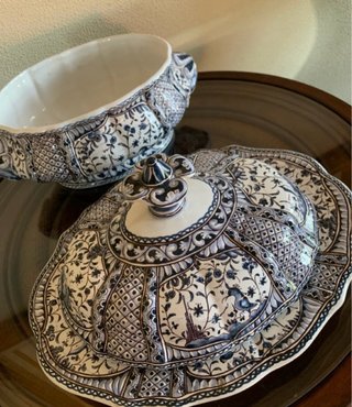Sopera y bandeja grandes  de porcelana
