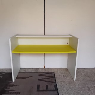 Escritorio blanco y amarillo de madera