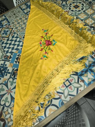 Mantón de Manila Amarillo Bordado
