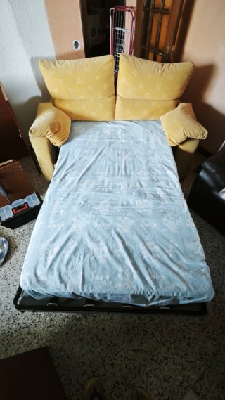 Sofá cama amarillo