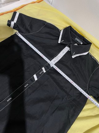 Camisa negra CON ETIQUETA