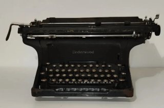 Maquina de escribir antigua