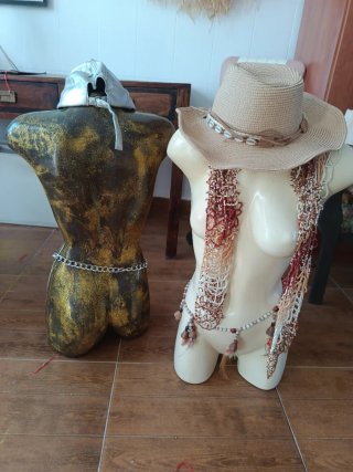 Maniquí dorado y blanco con accesorios