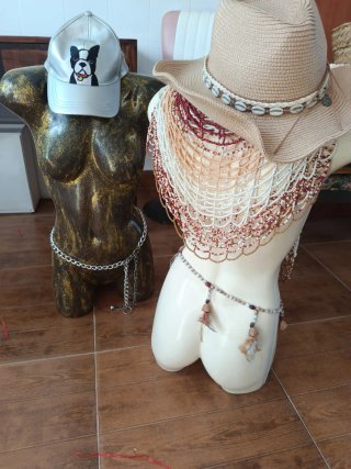 Maniquí dorado y blanco con accesorios