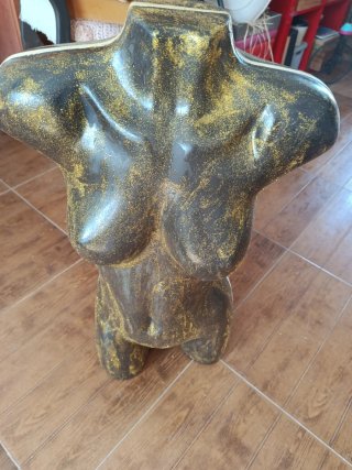 Maniquí dorado y blanco con accesorios
