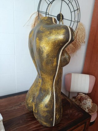 Maniquí dorado y blanco con accesorios