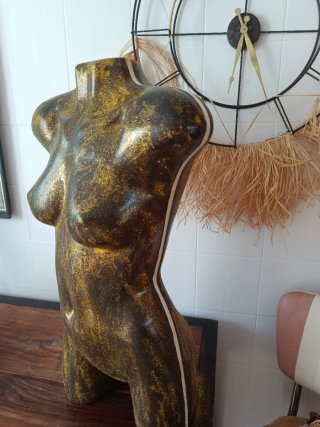 Maniquí dorado y blanco con accesorios