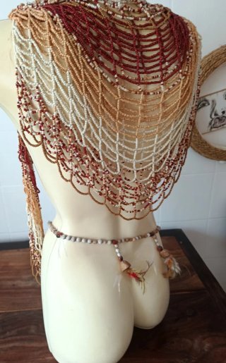 Maniquí dorado y blanco con accesorios