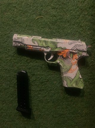 Pistola de juguete realista.