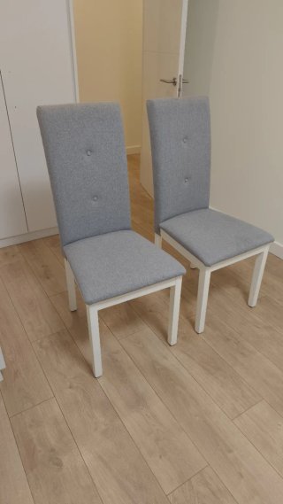 Mesa de comedor blanca con 4 sillas grises