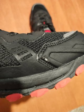 Zapatillas de montaña mínimos detalles