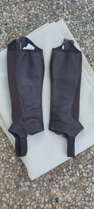 Botas bajas y polainas para equitación.