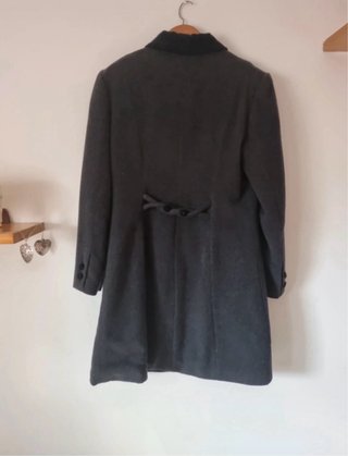 Abrigo gris con cuello negro