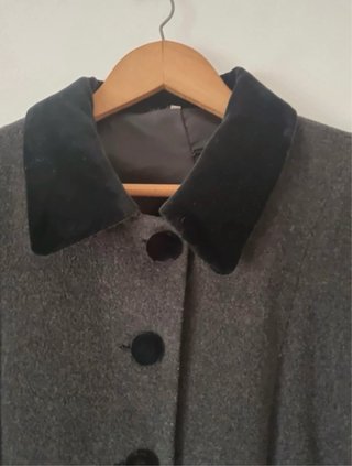 Abrigo gris con cuello negro