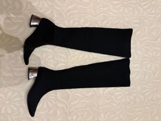 Botas altas negras con tacón plateado